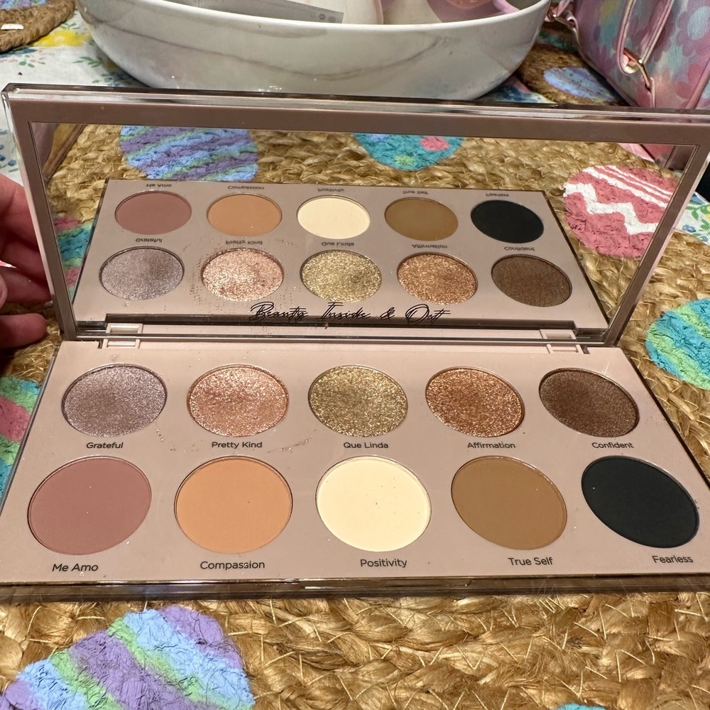 Dominique cosmetics essentials palette